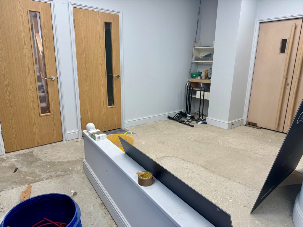 Lot: 93 - CITY CENTRE COMMERCIAL BUILDING WITH POTENTIAL - Entrance vestibule